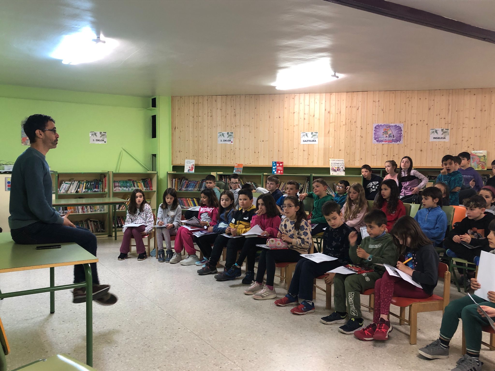 Ibon Martin idazlea gure eskolara etorri da Onin eta Siraren abenturen inguruan hitz egitera.